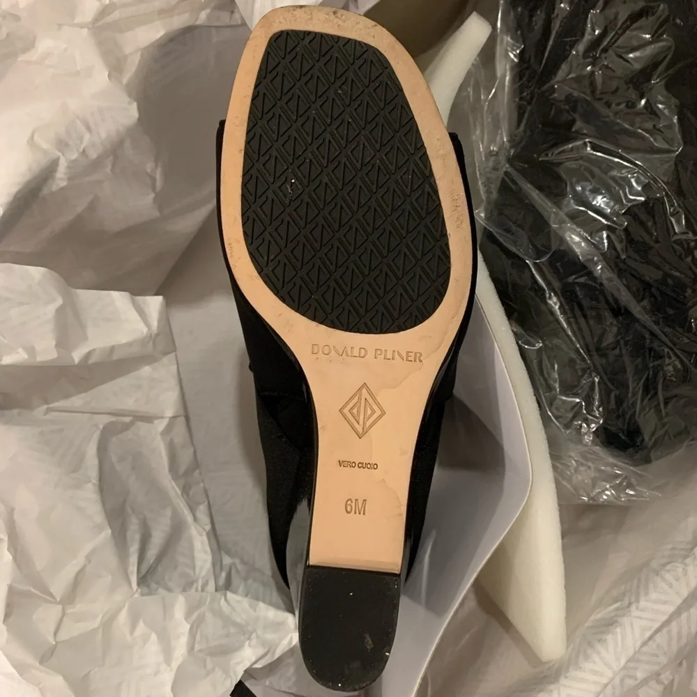 𝅺❣️DONALD J. Pliner❣️ LizzyD Sz 6 Sandals Like New